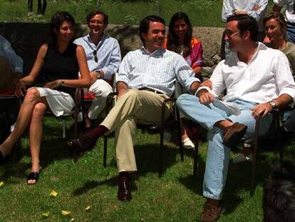 Aznar conversa con Alejandro Agag en un encuentro del <i>clan de Becerril,</i> en mayo de 2000.