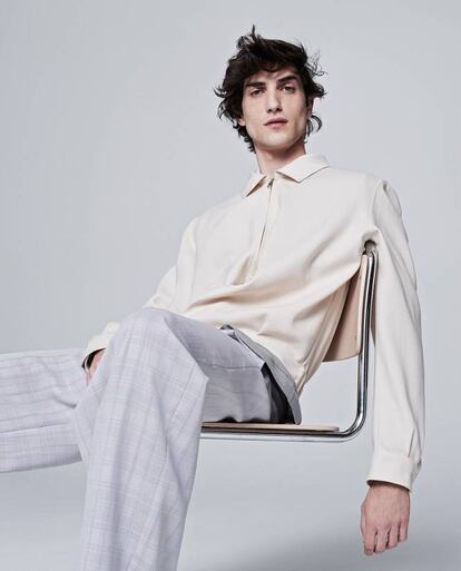 Cazadora, americana y pantalones, todo, Ermenegildo Zega. La silla es el modelo Gispen, de la colección Dutch Originals de Schneider Colao.