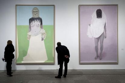 Dos visitantes observan las obras 'Fay Wray' (izquierda) y 'Habla mujer ¿qué puedo darte?', de Elly Strik en el Reina Sofía.