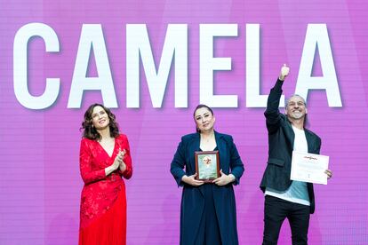 Los componentes del grupo musical Camela, Ángeles Muñoz y Dioni Martín, tras recibir la Gran Cruz de la Orden del Dos de Mayo. 