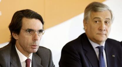 El expresidente del Gobierno Jos&eacute; Mar&iacute;a Aznar junto al vicepresidente del Parlamento Europeo, Antonio Tajani. 