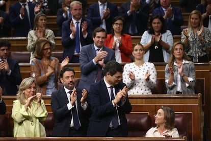 Los diputados del PP aplauden a la portavoz parlamentaria del PP, Cuca Gamarra, después de su intervención, este 13 de octubre.