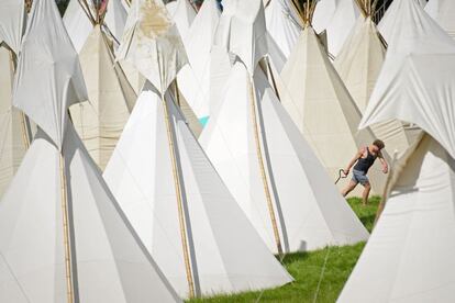 Últimos preparativos en una de las zonas de acampadas antes de comenzar el festival, 25 de junio de 2014.