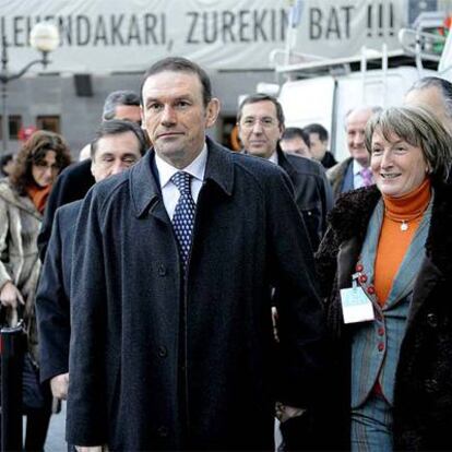 El 'lehendakari', acompañado de su mujer, a su llegada al Palacio de Justicia de Bilbao