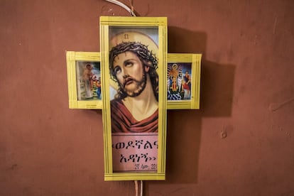 Un crucifijo en la casa de Freu. Los eritreos cristianos son muy devotos.