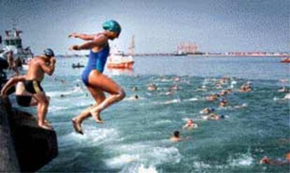 La travesía a nado del puerto de Valencia puso a prueba ayer a los maratonianos acuáticos, nadadores que se atreven con largas distancias.