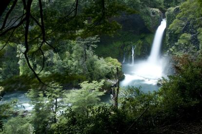 Para su presidenta, Michel Bachelet –y sus habitantes– el desarrollo sostenible es fundamental. Los programas dirigidos a la sostenibilidad y conservación de los bosques y especies en peligro de extinción que llevan a cabo en la Reserva Biológica Huilo Huilo, le han valido diversos premios. Dónde perderse: En el Salto del Laja. Más información: huilohuilo.com