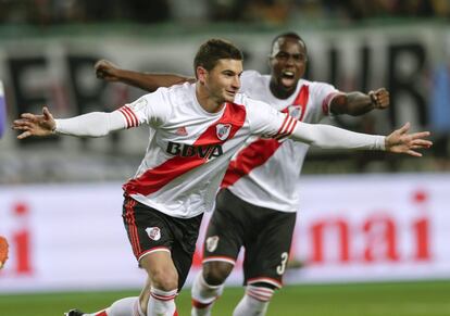 Alario comemora o gol marcado no segundo tempo.