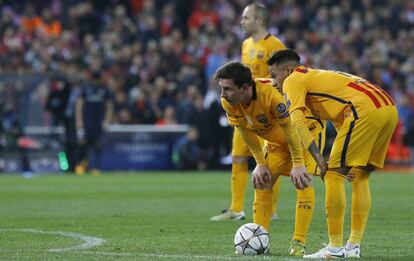 Messi y Neymar, antes de la última falta ante el Atlético.