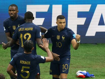 Mbappé celebra con varios compañeros su tercer gol ante Argentina.