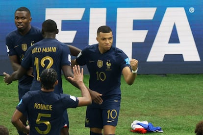 Mbappé celebra con varios compañeros su tercer gol ante Argentina.