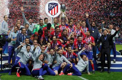 El Atlético levanta la Supercopa de Europa, en Tallin.