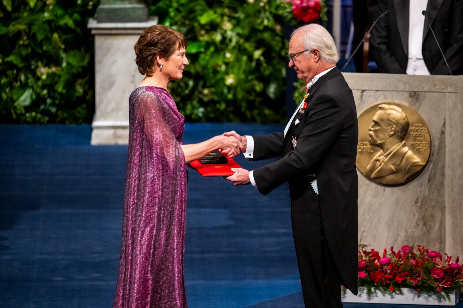 Carolyn Bertozzi recibe el Nobel de manos del rey Carlos Gustavo de Suecia, el 10 de diciembre, en Estocolmo.