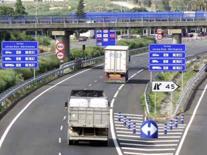 Autopista de peaje AP-4 entre Sevilla y Cádiz.
