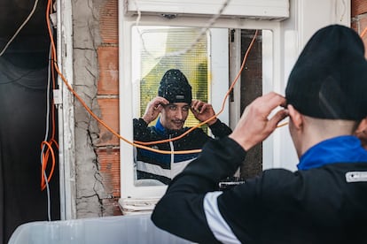 Ahmed (20 años) se mira en el espejo del cuarto de baño de su chabola situada en pleno centro del barrio. Se dispone a salir con su primo Omar para buscar trabajos temporales que le permitan cenar esa noche. Sus empleos suelen durar pocos días, y el resto del tiempo intentan ganarse el pan con la chatarra. José Castillo, de Almería Acoge, señala: “Vienen muy jóvenes con la ilusión de poder aprender, formarse y acabar viviendo en España de lo que les gusta, pero pronto ven que las cosas se complican mucho y sus sueños se van desvaneciendo. A pesar de esto, hay muchos chavales que siguen luchando y acaban consiguiendo trabajar en aquello que querían”.