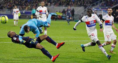 Mbappé choca con Lopes.