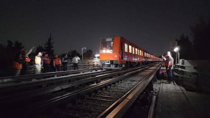 Autoridades del Metro de Ciudad de México acuden a las labores de reparación de un tramo de la vía de la Línea 9, la noche del lunes. 