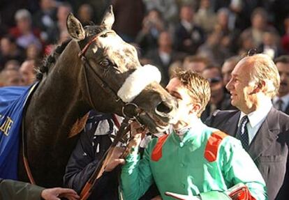 Christophe Soumillon besa a su caballo, Dalakhani, tras su victoria en el Arco del Triunfo.