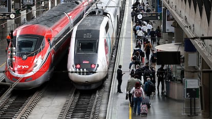 Trenes de Iryo y Ouigo en la estación sevillana de Santa Justa.