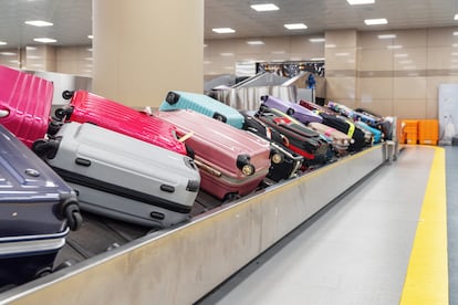 Maletas acumuladas en una de las cintas de la terminal de llegadas.