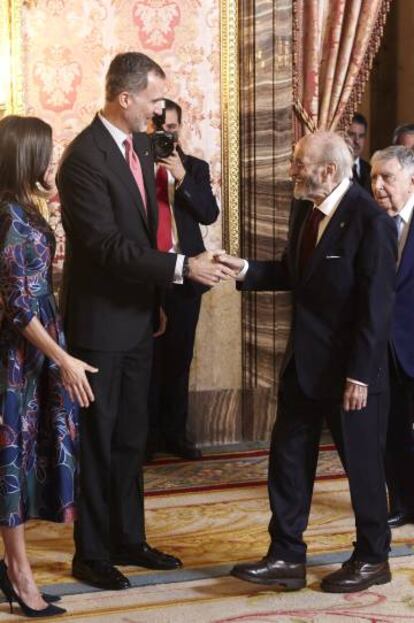El rey Felipe VI saluda al escrito Álvaro Pombo antes del almuerzo posterior al premio Cervantes, en Madrid, el pasado miércoles.