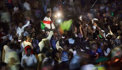 Un grupo de manifestantes grita "revolución" con sus móviles en alto en la sentada que se celebró el pasado 6 de mayo de 2019 en Jartum, Sudán.