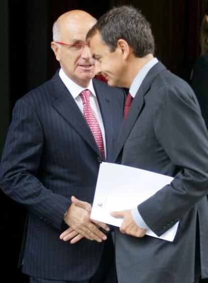 Zapatero y Duran se saludan durante el debate.