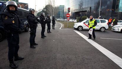 A taxi driver and National Police officers outside Ifema on Wednesday.