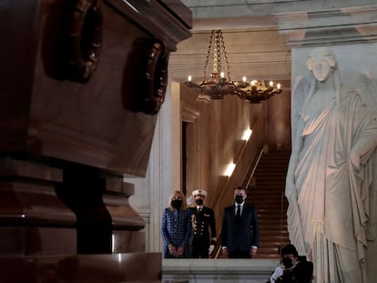 El presidente de Francia, Emmanuel Macron, y su esposa, ayer ante la tumba de Napoleón Bonaparte.