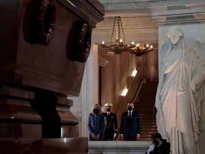 El presidente de Francia, Emmanuel Macron, y su esposa, ayer ante la tumba de Napoleón Bonaparte.