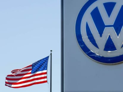 Una bandera estadounidense, junto a un concesionario Volkswagen en San Diego.