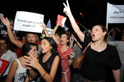 Una manifestante, con un cartel que dice &quot;no toques mis derechos&quot;.