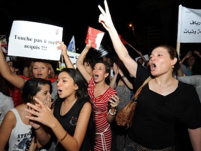 Una manifestante, con un cartel que dice &quot;no toques mis derechos&quot;.