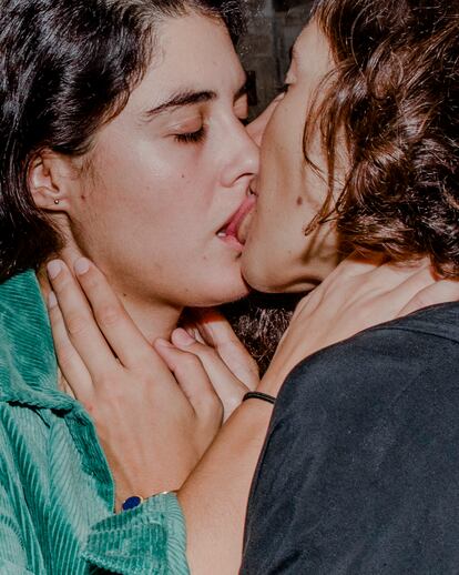 'Jasmine y Laura-Joy besándose en el gran teatro', Beirut Libano, 2019.
