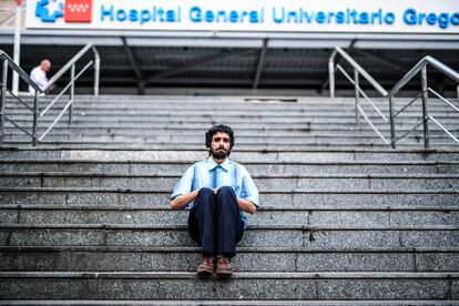 Antonio Pavón, auxiliar de enfermería en el Gregorio Marañón, en las escaleras frente al hospital madrileño el 23 de mayo de 2023.