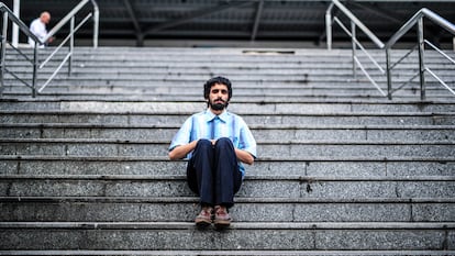 Antonio Pavón, auxiliar de enfermería en el Gregorio Marañón, en las escaleras frente al hospital madrileño el 23 de mayo de 2023.