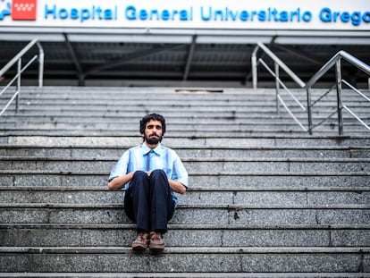 Antonio Pavón, auxiliar de enfermería en el Gregorio Marañón, en las escaleras frente al hospital madrileño el 23 de mayo de 2023.