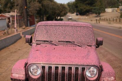 Un jeep cubierto con retardante de fuego en el poblado de Hemet.