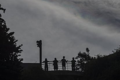 La gent mira el nou espai des d'un mirador.