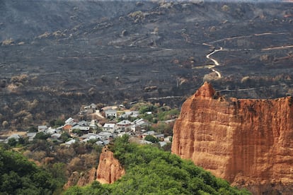 Una zona de Las Médulas (León) calcinada por los incendios, el 29 de agosto.