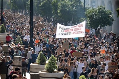 Manifestación convocada por varios colectivos vecinales en contra de la proliferación de pisos turísticos en Sevilla, en noviembre del año pasado.