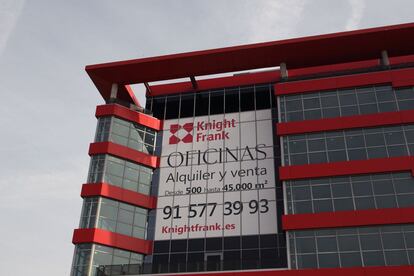 Anuncio de la inmobiliaria que alquila las oficinas.