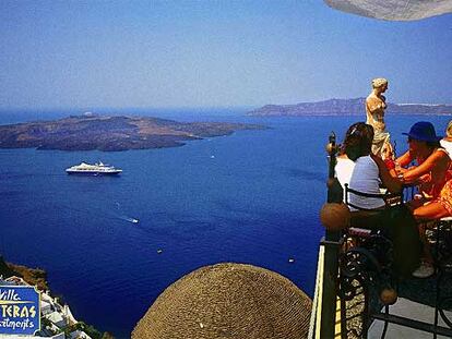 Un crucero de ocho días por el Adriático y las islas griegas (en la foto, vista al mar en Santorini) cuesta desde 699 euros por persona (con vuelos desde España incluidos).