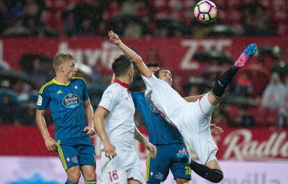 Iborra intenta llegar al balón en el área del Celta.