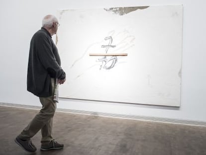 Un participante en la celebraci&oacute;n de los 25 a&ntilde;os de la Fundaci&oacute;n observa una obra de T&agrave;pies. 