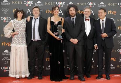 El equipo de "El ciudadano ilustre", tras recibir el Goya