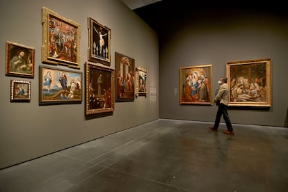 Un visitante a la exposición observa las obras del apartado dedicado a el arte sacro. 