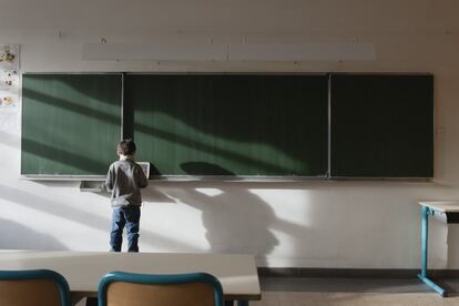 <p>La falta de atención puede ser una característica definitoria de un niño que exige un trabajo educativo, pero también el síntoma de un trastorno neurológico conocido como Trastorno de Déficit de Atención con o sin Hiperactividad (TDAH). En estos casos, <strong><a href="https://elpais.com/elpais/2015/04/24/buenavida/1429867198_438275.html">las travesuras de los pequeños no son puntuales sino la consecuencia de una sintomatología muy variada,</a> </strong>la cual se manifiesta en problemas de conducta desproporcionados en comparación con los niños de su edad. Su influencia es muy importante, pues hace que los pequeños pierdan calidad de vida. </p> <p>Los niños con TDAH tienen dificultades para atender a cualquier regla, desde las que se imponen en el ámbito escolar a las de higiene cotidiana. <strong>El trastorno, que afecta a cerca de un 10% de la población infantil, según la Fundación Cadah, puede ocasionar problemas de socialización.</strong> El jefe de Psiquiatría infantil del Hospital Sant Joan de Deu de Barcelona y coordinador de la <a href="http://www.guiasalud.es/GPC/GPC_574_TDAH_IACS_compl.pdf" rel="nofollow" target="_blank">Guía de Práctica Clínica del TDAH del Ministerio de Sanidad, </a>José Ángel Alda, explica que el diagnóstico precoz del trastorno "evita la cronificación, y que su tratamiento debe ser psicopedagógico y, en algunos casos, también farmacológico". </p> <p>Un problema importante con el que tienen que lidiar los padres que dudan acerca de si sus hijos tienen TDAH o no emana de la percepción social de que se trata de un trastorno inventado por el sector farmacéutico. El consenso mayoritario en la comunidad científica es que se trata de un déficit en las funciones ejecutivas del cerebro, por lo que la consulta médica es la opción más sensata en caso de que tengan la mínima duda. <strong>Los psicólogos necesitan mucho tiempo de trabajo para diagnosticar este trastorno, pretender hacerlo en casa es una aspiración poco recomendable.</strong> </p> <p>Además, el coordinador de la <a href="https://www.fundacioncadah.org/web/" rel="nofollow" target="_blank">Fundación Cadah,</a> Amaro Camús, advierte de la abundante <strong>desinformación en internet sobre el TDAH, lo que provoca que muchas familias retrasen o abandonen los tratamientos.</strong> No siempre hace falta la medicación, pero "su diagnóstico requiere mucho tiempo con el paciente y la atención de profesionales involucrados en su tratamiento", recuerda Camús. </p>