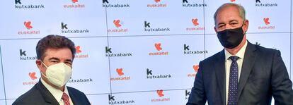 José Miguel García y Javier García Lurueña, consejeros delegados de Euskaltel y Kutxabank, respectivamente, tras la firma de la alianza.