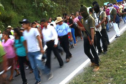 Miembros de la polic&iacute;a comunitaria de Guerrero protegen una manifestaci&oacute;n en la que ser pide justicia por las 43 estudiantes desaparecidos en la escuela San Isidro de Ayotzinapa en M&eacute;xico. 